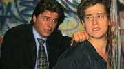 Kriminalkommissar Peter Wolniak (Uwe Fellensiek, l.) stellt den Graffiti-K&uuml;nstler Richy (Niels Bruno Schmidt), der im Verdacht steht, Max Kramer umgebracht zu haben.