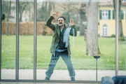 Alois Meininger (Martin Leutgeb) klopft an der Fensterscheibe. Alois Meininger (Martin Leutgeb) klopft an der Fensterscheibe.