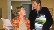 Mit einem gro&szlig;en B&uuml;cherberg und einer Liste &uuml;ber "Verhaltensregeln" erscheint Schmidt (Walter Sittler) bei Nikola (Mariele Millowitsch) zur Nachhilfestunde.