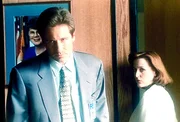 Mulder (David Duchovny) und Scully (Gillian Anderson) verd&auml;chtigen ihren Chef, von einer Konspiration zwischen der Regierung und der pharmazeutischen Firma gewusst zu haben, die 18 Menschen das Leben gekostet hat.