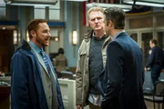 V.l.: Counselor Tom Zimmerman (Scott Grimes) und sein Mandat Richie Caskey (Michael Rapaport) ahnen nicht, dass Dominick Carisi (Peter Scanavino) dem wahren T&auml;ter schon dicht auf den Fersen ist.