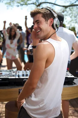 Der talentierte DJ Cole (Zac Efron) will in der EDM-Clubszene Fu&szlig; fassen und arbeitet eifrig daran, den einen Track abzumischen, der ihm die T&uuml;r zum Erfolg &ouml;ffnen soll. Doch das ist gar nicht so einfach ...