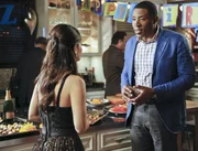 Gerade als Lavon (Cress Williams, r.) und Zoe (Rachel Bilson, l.) beginnen die Party zu genie&szlig;en, sprengt ein ungebetener Gast die Feier ...