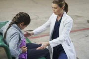 Meredith (Ellen Pompeo, r.) traut ihren Augen kaum: Ist es m&ouml;glich, dass die kleine Nadia (Sara Rowe, l.) wirklich hoch schwanger ist?