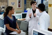 Dr. Claire Browne (Antonia Thomas), Dr. Shaun Murphy (Freddie Highmore), Dr. Neil Melendez (Nicholas Gonzalez, R&uuml;ckansicht)