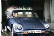 James May im Autowaschanlagetest mit seinem TVR, um nach durchl&auml;ssigen Stellen zu testen.