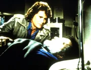 Mark (Victor French, l.) ist schwer verletzt, und zum ersten Mal wei&szlig; Jonathan (Michael Landon, l.) keinen Rat.