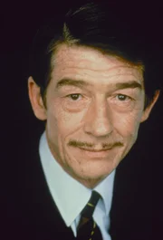 Mit dem neuen K&ouml;nig ist Lord Percival Graves (John Hurt) ganz und gar nicht einverstanden und er tut alles daf&uuml;r, dass dieser zur Abdankung gezwungen wird ...