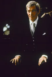 Bei einem Fototermin der britischen K&ouml;nigsfamilie kommt es zu einem tragischen Zwischenfall: Durch einen Stromschlag wird die ganze Sippe dahingerafft. Privatsekret&auml;r Sir Cedric Charles Willingham (Peter O'Toole) muss schnell Ersatz finden, um die Monarchie aufrecht zu erhalten ...