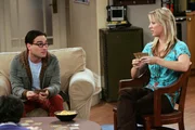 Howard erinnert Leonard (Johnny Galecki, l.) an einen Pakt, den die beiden vor langer Zeit geschlossen haben. Derjenige, der eine Freundin findet, muss diese Freundin &uuml;berreden, dem anderen eine ihrer Freundinnen vorzustellen. Leonard geht widerwillig darauf ein und kann Penny (Kaley Cuoco, r.) schlie&szlig;lich &uuml;berreden, Howard ihrer Freundin Bernadette vorzustellen ...