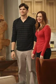 Irgendwie haben die therapeutischen Sex-Abenteuer von Walden (Ashton Kutcher, l.) das h&auml;usliche Leben von ihm, Alan und Jenny (Amber Tamblyn, r.) ganz sch&ouml;n durcheinandergebracht - und irgendwie sind alle froh, als das Ganze wieder vorbei ist ...