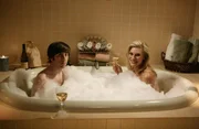 Howard (Simon Helberg) phantasiert in seinen Tagtr&auml;umen von Katee Sackhoff, Star aus Battlestar Galactica, mit der er ein fiktives Date in seiner Badewanne hat.