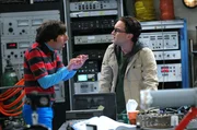 Geraten wegen Bernadette aneinander: Howard (Simon Helberg, l.) und Leonard (Johnny Galecki, r.) ...
