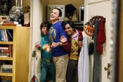 Sheldon (Jim Parsons, M.), Rajesh (Kunal Nayyar, r.) und Howard (Simon Helberg, l.) h&ouml;ren eine Grille zirpen. Sheldon behauptet, aus der H&auml;ufigkeit der Zirplaute dieser Grille auf ihre Art schlie&szlig;en zu k&ouml;nnen ...