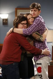 Gemeinsam sind sie stark: Barry (Clark Duke, l.) und Jenny (Amber Tamblyn, M.) unterst&uuml;tzen Walden (Ashton Kutcher, r.) bei der Suche nach seinem ersten Auto in Colorado ...