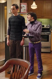 Nachdem bei Sheldon und Leonard eingebrochen worden ist, f&uuml;hlt sich Sheldon (Jim Parsons, l.) nicht mehr sicher. Daraufhin installiert Howard (Simon Helberg, r.) ein hochmodernes Sicherheitssystem, dem Sheldon jedoch selbst zum Opfer f&auml;llt. Er zieht entsprechende Konsequenzen ...