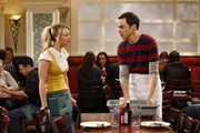 Im Wissen, dass Einstein einen banalen Job hatte, als er die Relativit&auml;tstheorie entwickelte, beschlie&szlig;t Sheldon (Jim Parsons, r.) schlie&szlig;lich, sich einen "primitiven" Job zu suchen und stellt er sich zu Pennys (Kaley Cuoco, l.) Entsetzen kurzerhand selbst in der Cheesecake Facory ein ...