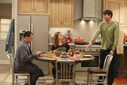 Als Walden (Ashton Kutcher, r.) und Alan (Jon Cryer, l.) Schwulenwitze rei&szlig;en, macht Jenny (Amber Tamblyn, M.) sie darauf aufmerksam, dass die beim Jugendamt keine Chance zur Adoption eines Kindes haben, wenn ihre Gef&uuml;hle f&uuml;r einander nicht glaubhaft r&uuml;berkommen. Daraufhin &uuml;ben sie, wie ein verliebtes homosexuelles Paar aufzutreten ...