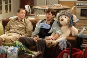 Der Traum vom Vatersein ist vorerst geplatzt. Kathy hat sich dazu entschieden, ihr Kind zu behalten. Für Walden (Ashton Kutcher, r.) und Alan (Jon Cryer, l.) bricht eine Welt zusammen ... Der Traum vom Vatersein ist vorerst geplatzt. Kathy hat sich dazu entschieden, ihr Kind zu behalten. Für Walden (Ashton Kutcher, r.) und Alan (Jon Cryer, l.) bricht eine Welt zusammen ...