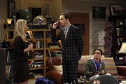 Leonard (Johnny Galecki, r.) wird Zeuge, als Sheldon (Jim Parsons, M.) Penny (Kaley Cuoco, l.) heftige Vorw&uuml;rfe macht, da er ihretwegen eine rote Ampel &uuml;berfahren und jetzt eine Vorladung vor Gericht erhalten hat. Die Folge: Er kann nicht zur Autogrammstunde von Stan Lee gehen ...