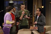 Leonard (Johnny Galecki, r.), Sheldon (Jim Parsons, 2.v.r.), Rajesh (Kunal Nayyar, 2.v.l.) und Howard (Simon Helberg, l.) erstehen auf dem Flohmarkt eine Kiste, in der sich neben viel Schrott noch etwas anderes befindet: Gollums Ring, das Original-Requisit des Films "Der Herr der Ringe". Es entbrennt ein heftiger Streit darum, wem der Ring geh&ouml;rt ...