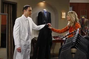 Sheldon (Jim Parsons, l.) hat den diesj&auml;hrigen Wissenschaftspreis gewonnen und muss nun eine Rede halten. Penny (Kaley Cuoco, r.) ist ihm bei der Suche nach einem passenden Outfit behilflich ...