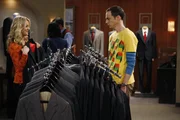 Sheldon (Jim Parsons, r.) hat den Wissenschaftspreis gewonnen und muss nun eine Rede halten. Penny (Kaley Cuoco, l.) ist ihm bei der Suche nach einem passenden Outfit behilflich ...