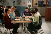 Vierer ohne Sheldon: Leonard (Johnny Galecki, l.), Sheldon (Jim Parsons, M.), Rajesh (Kunal Nayyar, r.), Howard (Simon Helberg, 2.v.r.) und Elizabeth (Judy Greer, 2.v.l.) ... Vierer ohne Sheldon: Leonard (Johnny Galecki, l.), Sheldon (Jim Parsons, M.), Rajesh (Kunal Nayyar, r.), Howard (Simon Helberg, 2.v.r.) und Elizabeth (Judy Greer, 2.v.l.) ...