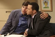 Haben ein Treffen mit einer Sozialarbeiterin, vor der sie ein liebevolles Paar spielen m&uuml;ssen: Alan (Jon Cryer, r.) und Walden (Ashton Kutcher, l.) ...