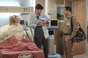 Noch ahnen Walden (Ashton Kutcher, M.) und Alan (Jon Cryer, r.) nicht, dass Kathy (Alessandra Torresani, l.) ihr Kind doch selbst behalten m&ouml;chte ...