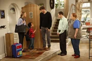 Die Sozialarbeiterin Miss McMartin (Maggie Lawson, l.) bringt Louis (Edan Alexander, 2.v.l.), ein Pflegekind, zu Walden (Ashton Kutcher, M.), Alan (Jon Cryer, 2.v.r.) und Berta (Conchata Ferrell, r.). Die drei schlie&szlig;en den Jungen sofort ins Herz ...