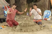Bekommen &uuml;bers Wochenende zur Probe ein Pflegekind: Walden (Ashton Kutcher, l.) und Alan (Jon Cryer, r.). Werden sie dem Jungen gerecht werden k&ouml;nnen?
