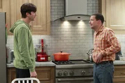 Durch die Erziehung von Louis geraten Alan (Jon Cryer, r.) und Walden (Ashton Kutcher, l.) in einen heftigen Streit ... Durch die Erziehung von Louis geraten Alan (Jon Cryer, r.) und Walden (Ashton Kutcher, l.) in einen heftigen Streit ...