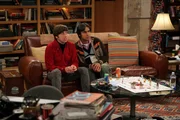 M&uuml;ssen sich zwischen Penny und Leonard entscheiden: Raj (Kunal Nayyar, r.) und Howard (Simon Helberg, l.) ...