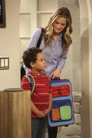 Miss McMartin (Maggie Lawson, r.) bringt Louis (Edan Alexander, l.) zu seinen neunen Pflegeeltern Walden und Alan. Ein neues Leben beginnt ...