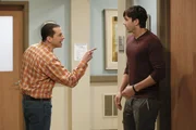 Bei der Erziehung von Louis sind sie sich nicht immer einig, deshalb kommt es zwischen Alan (Jon Cryer, l.) und Walden (Ashton Kutcher, r.) zu einem heftigen Streit ...