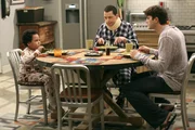 W&auml;hrend Herb Alan (Jon Cryer, M.) fragt, ob er auf ein Date mit Lindsey gehen darf, merkt Walden (Ashton Kutcher, r.) wie schwer es ist, mit einer Frau intim zu werden, wenn Louis (Edan Alexander, l.) im Haus ist ...
