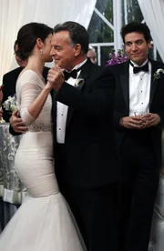 F&uuml;nf Monate sp&auml;ter steht Robins und Barneys gro&szlig;er Tag bevor. Gemeinsam mit Robins Vater und ihren Freunden Ted, Lily und Marshall genie&szlig;en sie ihn in vollen Z&uuml;gen ...