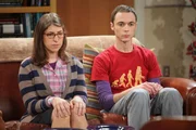Amy (Mayim Bialik, l.) und Sheldon (Jim Parsons, r.) verbringen immer mehr Zeit miteinander, was ihre Freunde ziemlich nervt ...