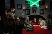 Als Howard (Simon Helberg, 2.v.r.) sich seinen abendlichen Fantasien mit Katee Sackhoff (Katee Sackhoff, 2.v.l.) hingeben will, durchkreuzt zun&auml;chst die imagin&auml;re Bernadette (Melissa Rauch, r.) seine Pl&auml;ne, dann zu seiner Verwirrung auch George Takei (George Takei, l.) ...
