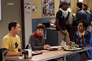 Finger weg von meiner Schwester: Raj (Kunal Nayyar, r.), Howard (Simon Helberg, M.) und Sheldon (Jim Parsons, l.) ...