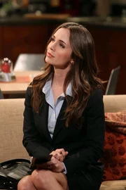 Howard k&ouml;nnte an einem geheimen Milit&auml;rprojekt arbeiten und ben&ouml;tigt dazu die Freigabe durch das FBI. Eine Beamtin (Eliza Dushku) f&uuml;hrt Interviews mit ihm und seinen Freunden - was nat&uuml;rlich im Chaos endet ...