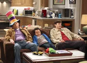 Als Walden (Ashton Kutcher, r.) nicht mehr den Alleinunterhalter f&uuml;r seinen neuen Pflegesohn Louis (Edan Alexander, M.) spielen m&ouml;chte, schl&auml;gt Alan (Jon Cryer, l.) vor, Spielkameraden f&uuml;r ihn zu suchen. Doch ist das wirklich eine gute Idee?