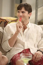 Will nicht mehr Louis Alleinunterhalter sein und sucht deshalb Spielkameraden f&uuml;r ihn: Walden (Ashton Kutcher) ...