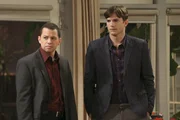 Alan (Jon Cryer, l.) und Walden (Ashton Kutcher, r.) suchen Spielkameraden f&uuml;r ihren Pflegesohn Louis. In einen Spielpark werden sie allerdings nicht nur mit Spielkameraden f&uuml;r Louis f&uuml;ndig ...
