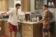 Wollen Spielkameraden f&uuml;r Louis suchen, um nicht immer dessen Alleinunterhalter zu spielen: Alan (Jon Cryer, r.) und Walden (Ashton Kutcher, l.) ...