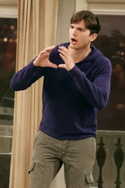 Hofft, dass Alan Sozialarbeiterin Ms. McMartin beruhigen kann: Walden (Ashton Kutcher) ...