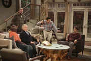 Eine ganz besondere M&auml;nnergruppe: Jack (David Denman, 3.v.l.), Leo (Gary Anthony Williams, l.), Rick (Bill Smitrovich, M.), Alan (Jon Cryer, 2.v.r.) und Walden (Ashton Kutcher, r.) ...