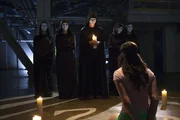 Als Caroline Adams (Annabel Barrett, vorne) tot aufgefunden wird, m&uuml;ssen Laura und ihre Kollegen mit den Ermittlungen beginnen, um den M&ouml;rder zu fassen ...