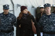 Laura (Debra Messing, M.) gibt alles, um einen M&ouml;rder zu fassen ...